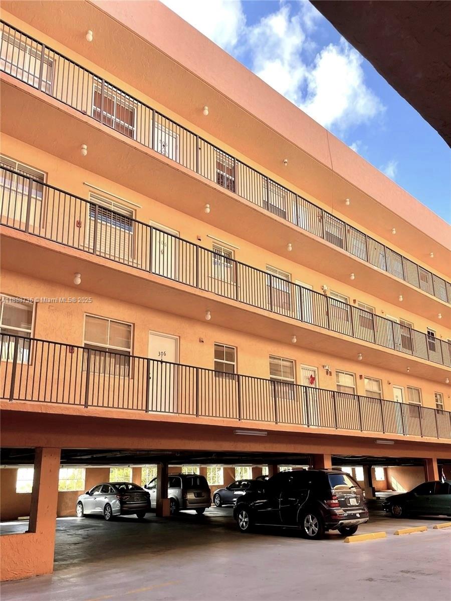 PRESIDENTIAL CORNERS COND - Residential