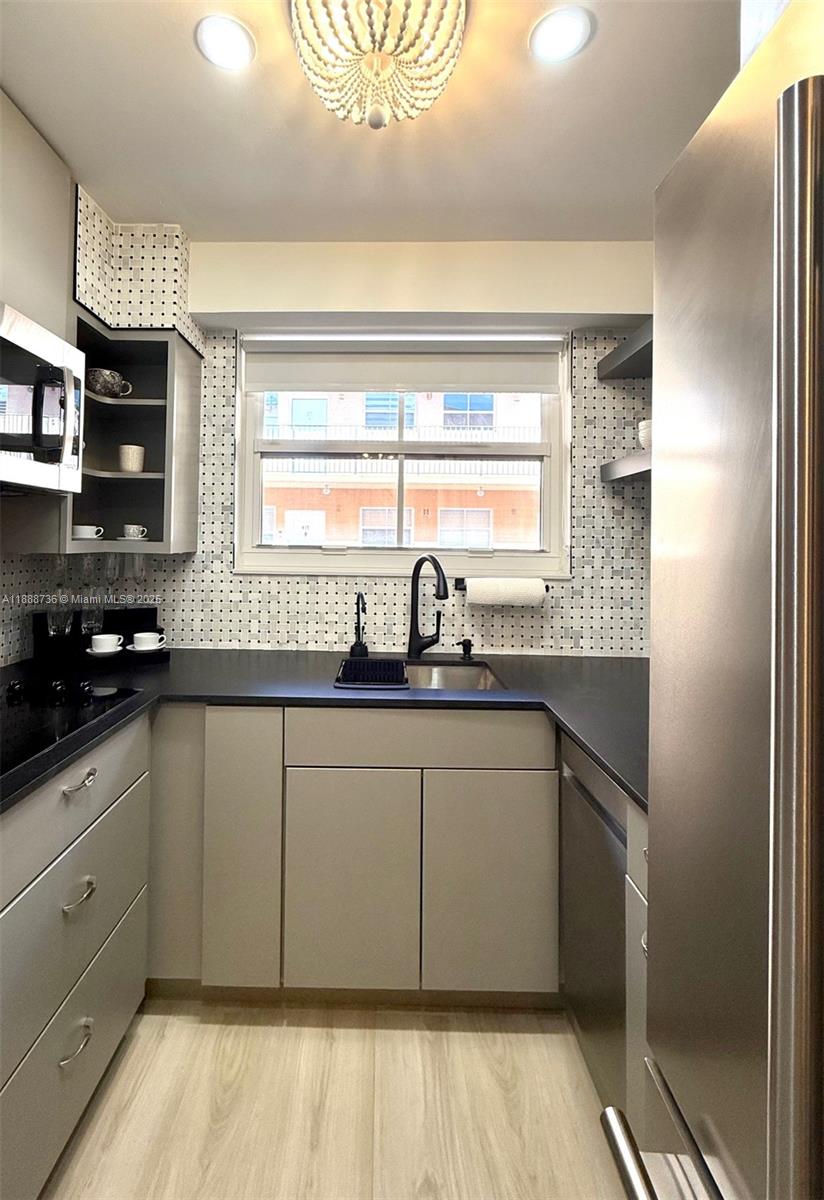 PRESIDENTIAL CORNERS COND - Residential