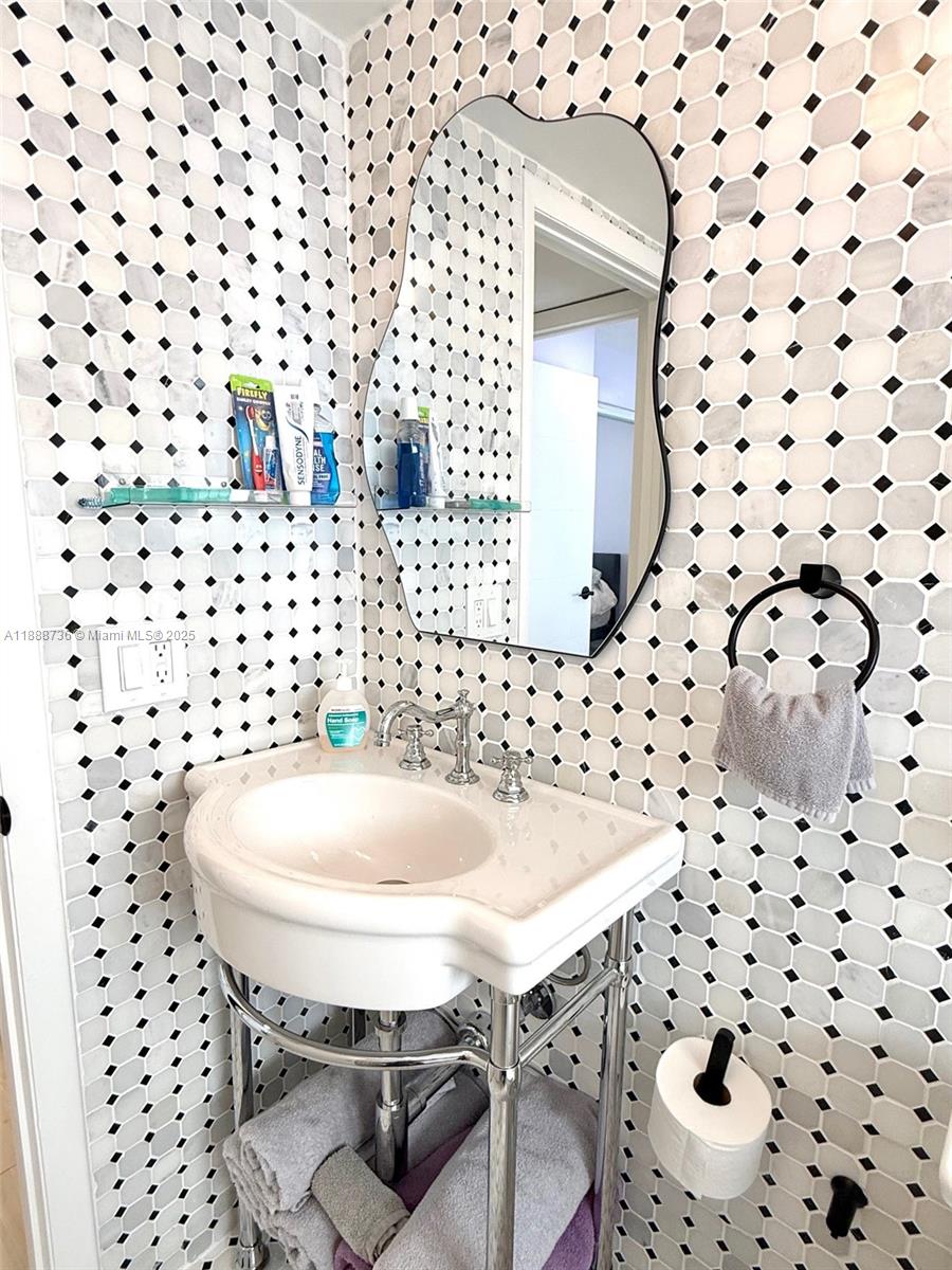 PRESIDENTIAL CORNERS COND - Residential