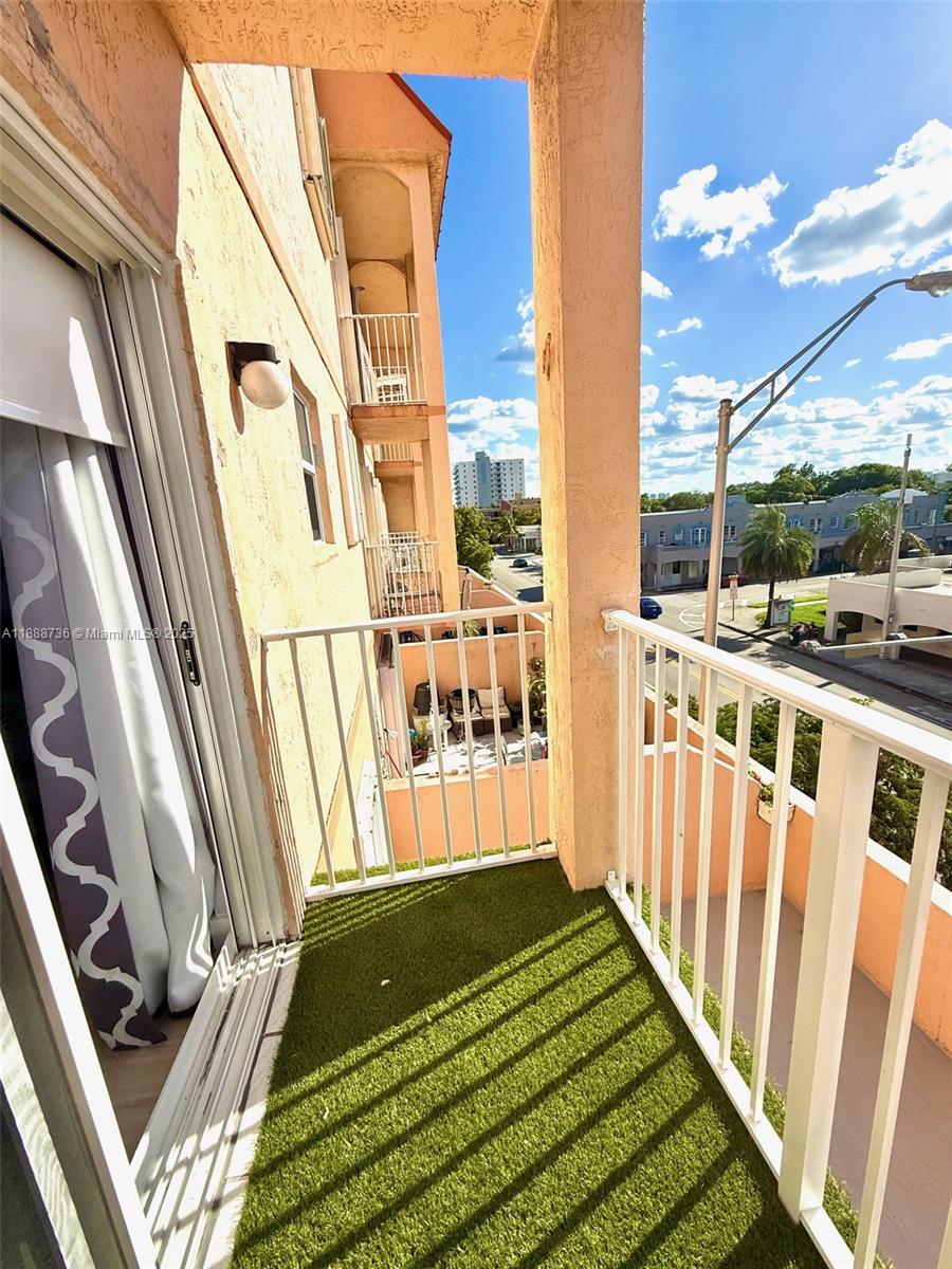 PRESIDENTIAL CORNERS COND - Residential