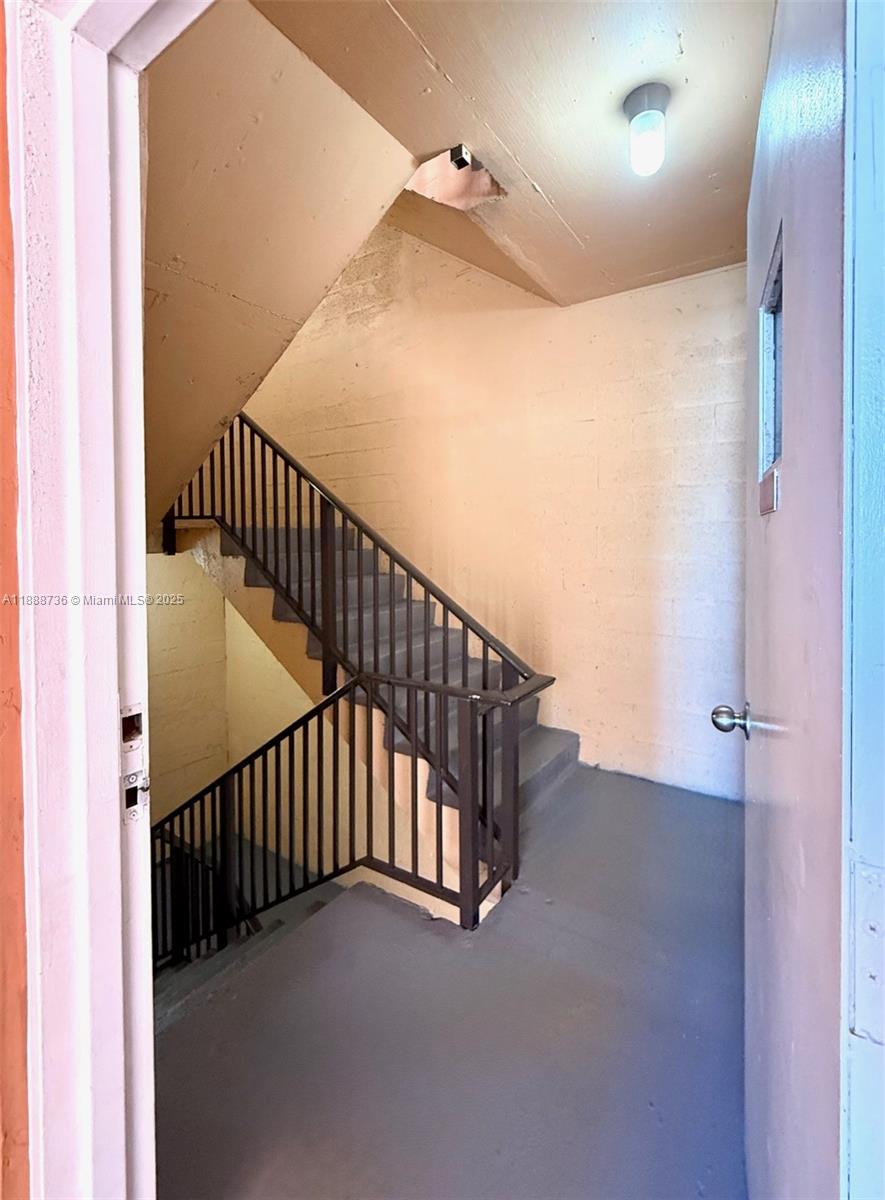 PRESIDENTIAL CORNERS COND - Residential