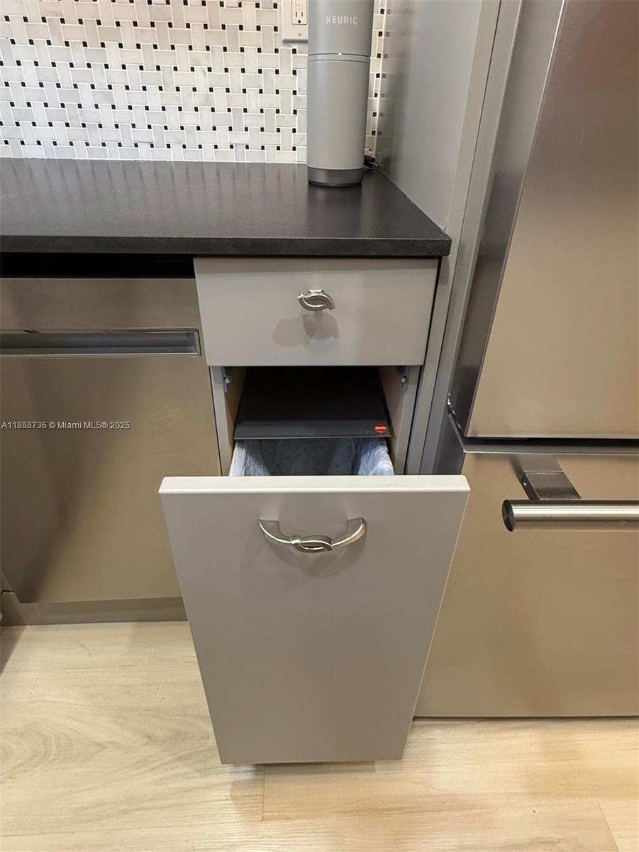 PRESIDENTIAL CORNERS COND - Residential