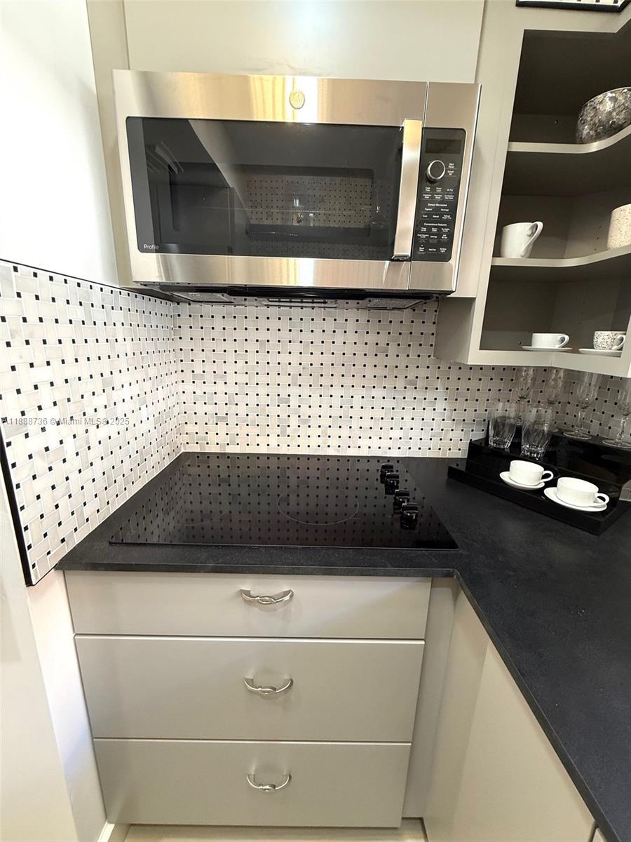 PRESIDENTIAL CORNERS COND - Residential