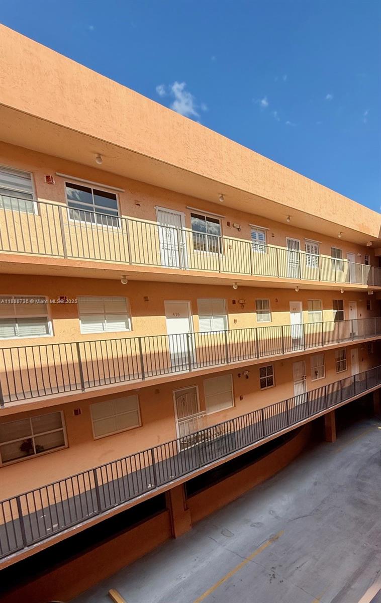 PRESIDENTIAL CORNERS COND - Residential