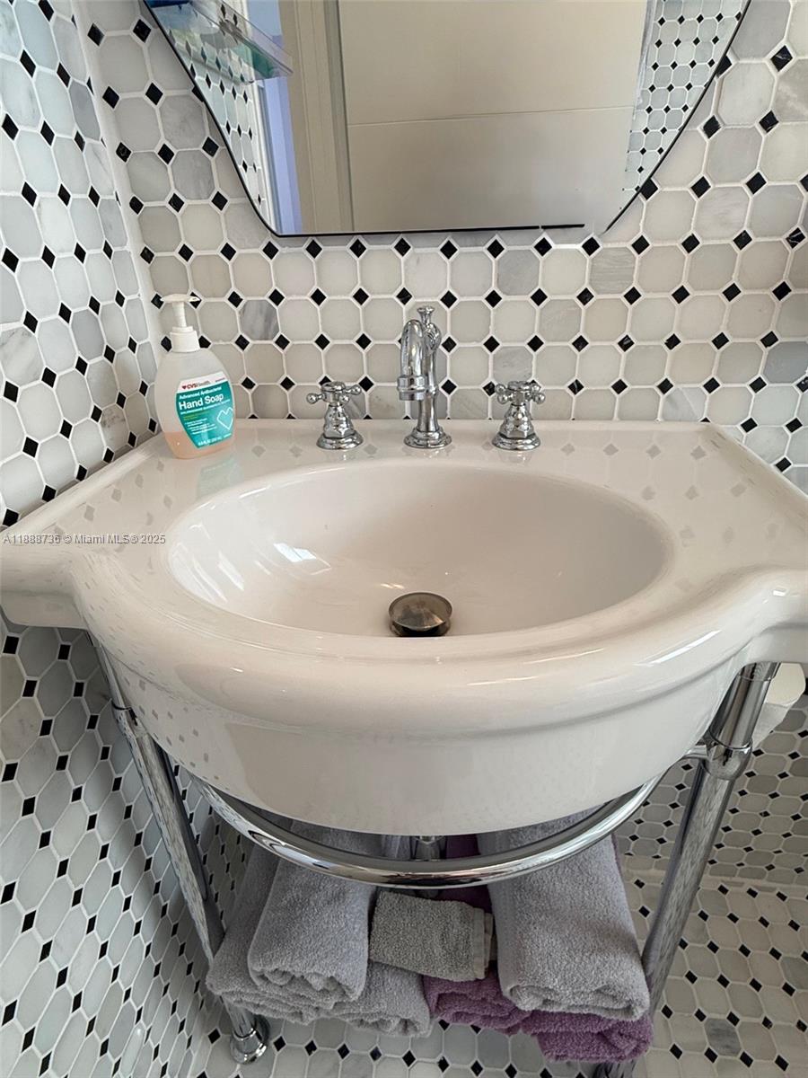 PRESIDENTIAL CORNERS COND - Residential