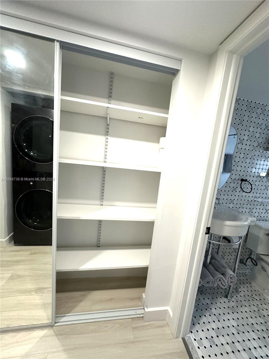 PRESIDENTIAL CORNERS COND - Residential