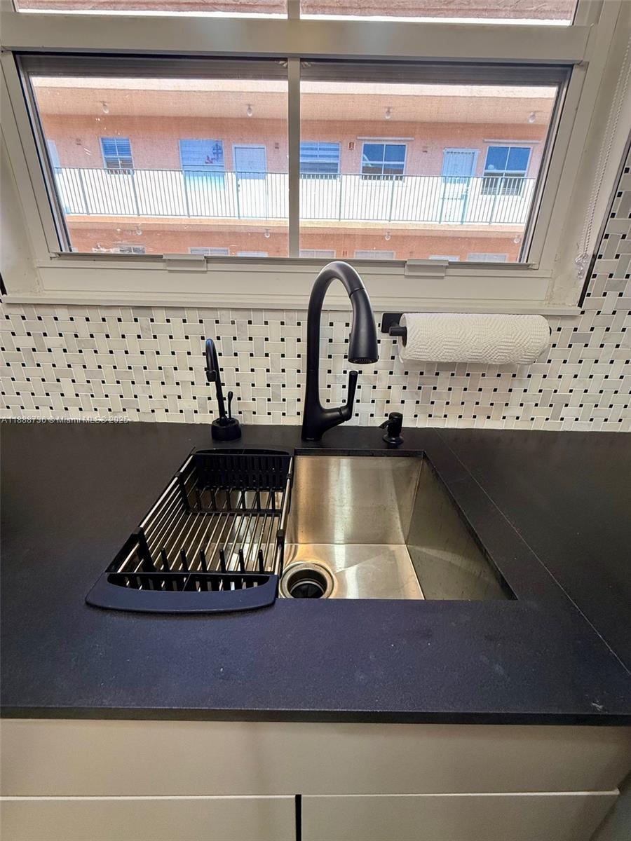 PRESIDENTIAL CORNERS COND - Residential