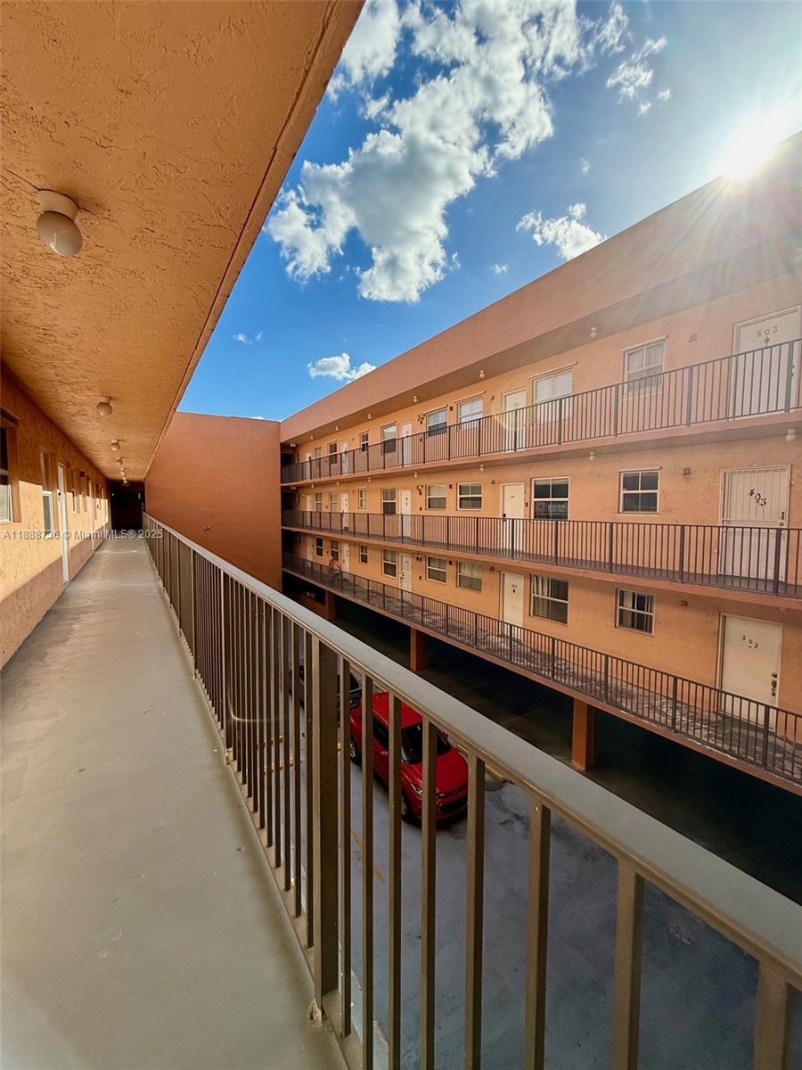 PRESIDENTIAL CORNERS COND - Residential