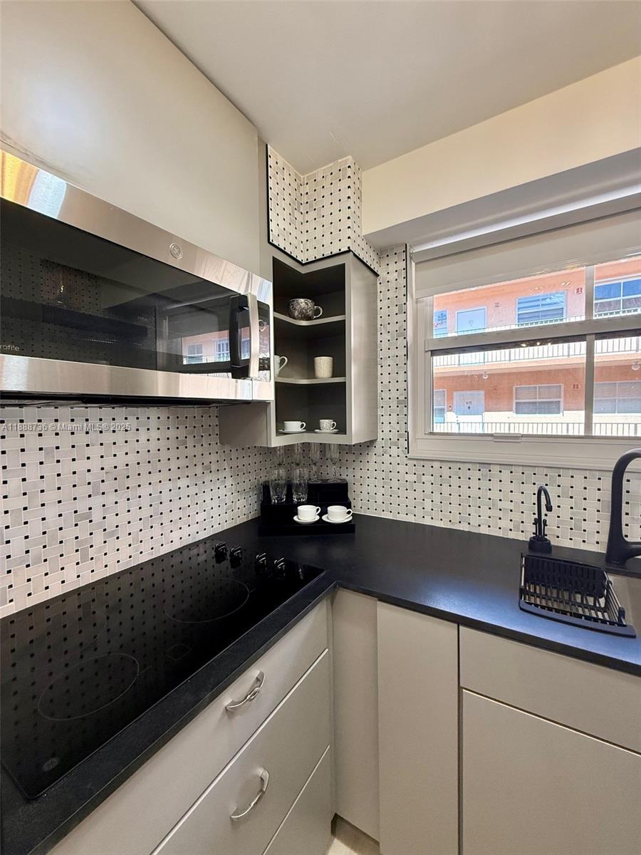 PRESIDENTIAL CORNERS COND - Residential