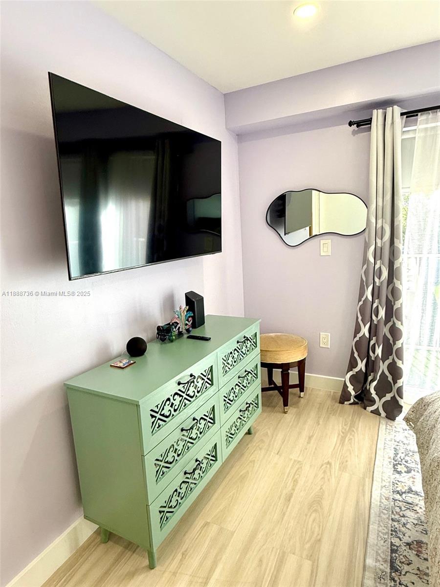 PRESIDENTIAL CORNERS COND - Residential