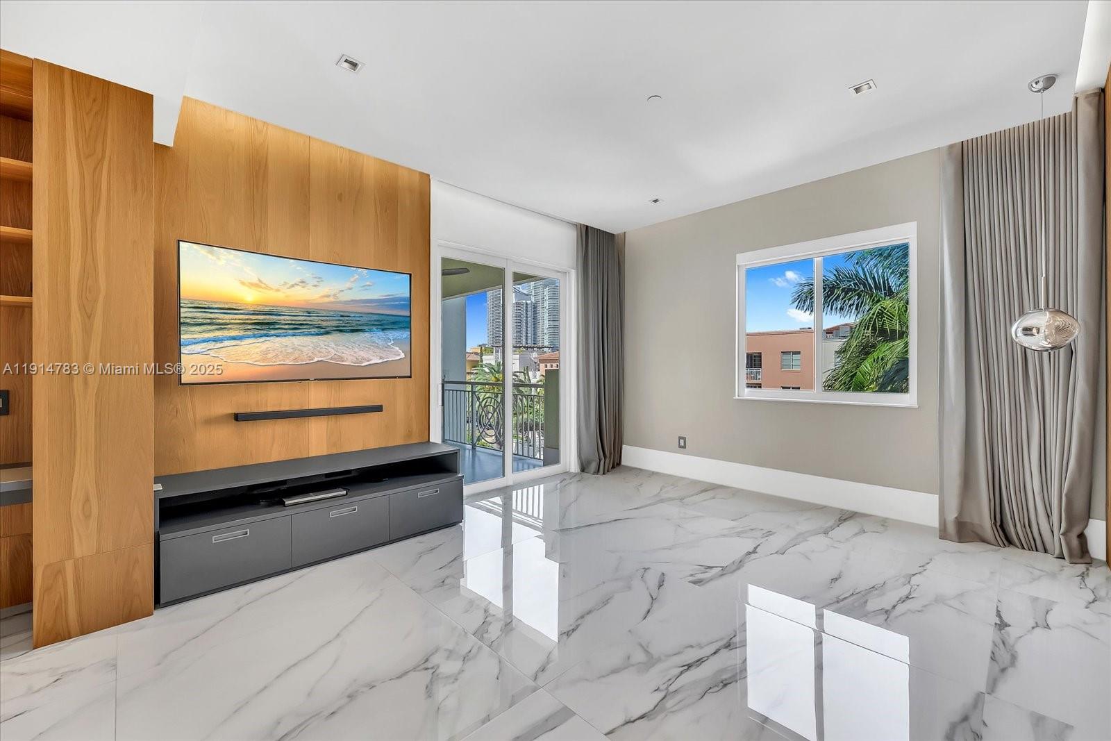 THE COURTS AT SOUTH BEACH - Residential