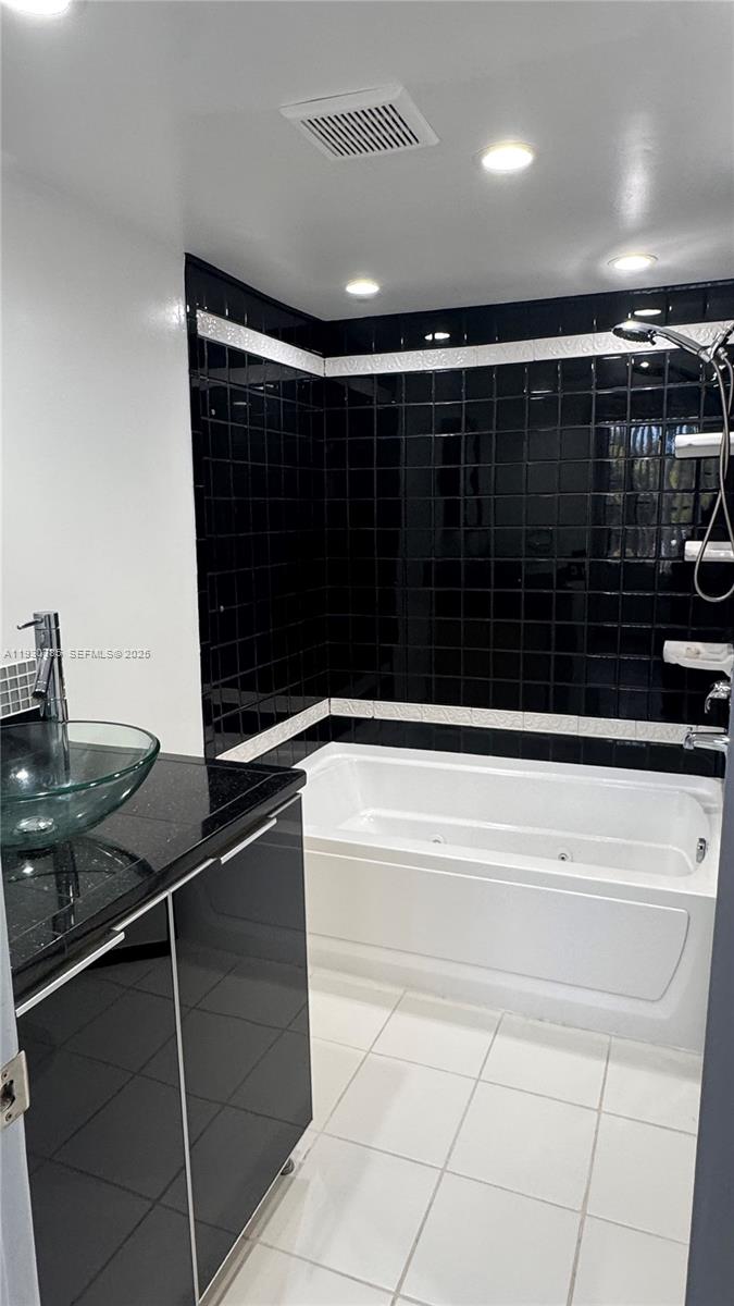 LAKE POINTE CONDOMINIUM N - Residential Lease