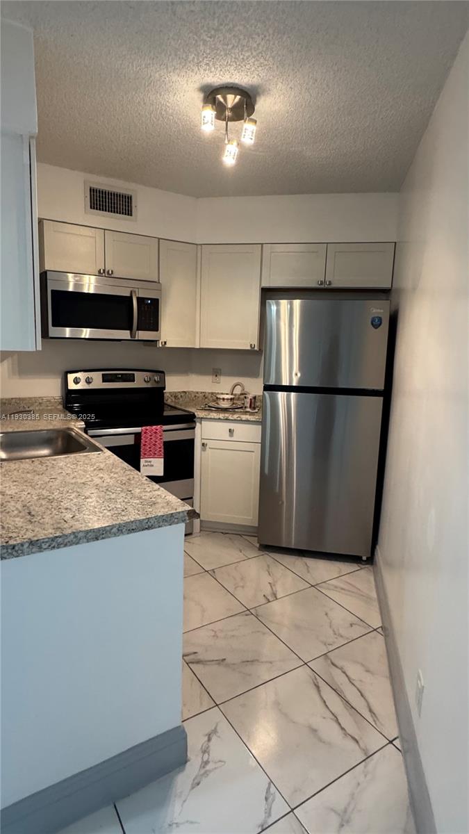 LAKE POINTE CONDOMINIUM N - Residential Lease