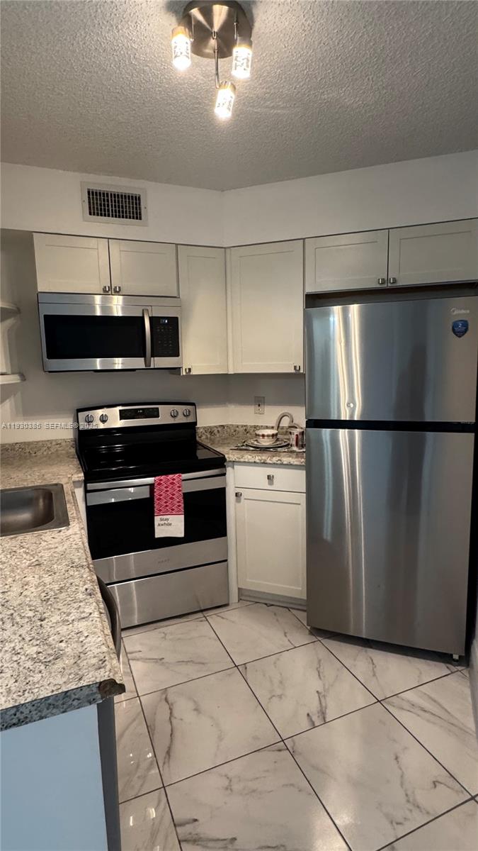 LAKE POINTE CONDOMINIUM N - Residential Lease