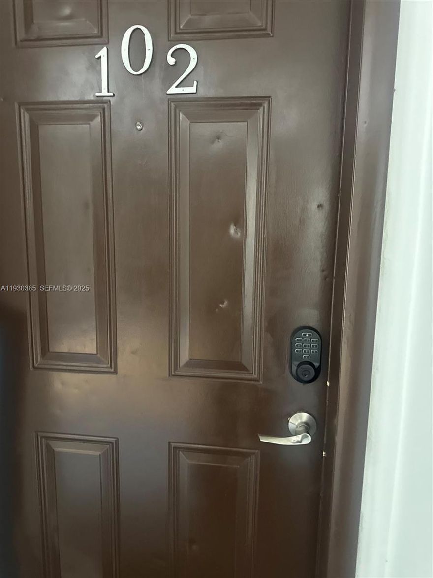 Beautifully renovated 2-bedroom, 2-bath unit featuring brand-new appliances and an in-unit washer and dryer. Excellent location close to shopping, dining, and major roads.
NO last month required. Easy to show.