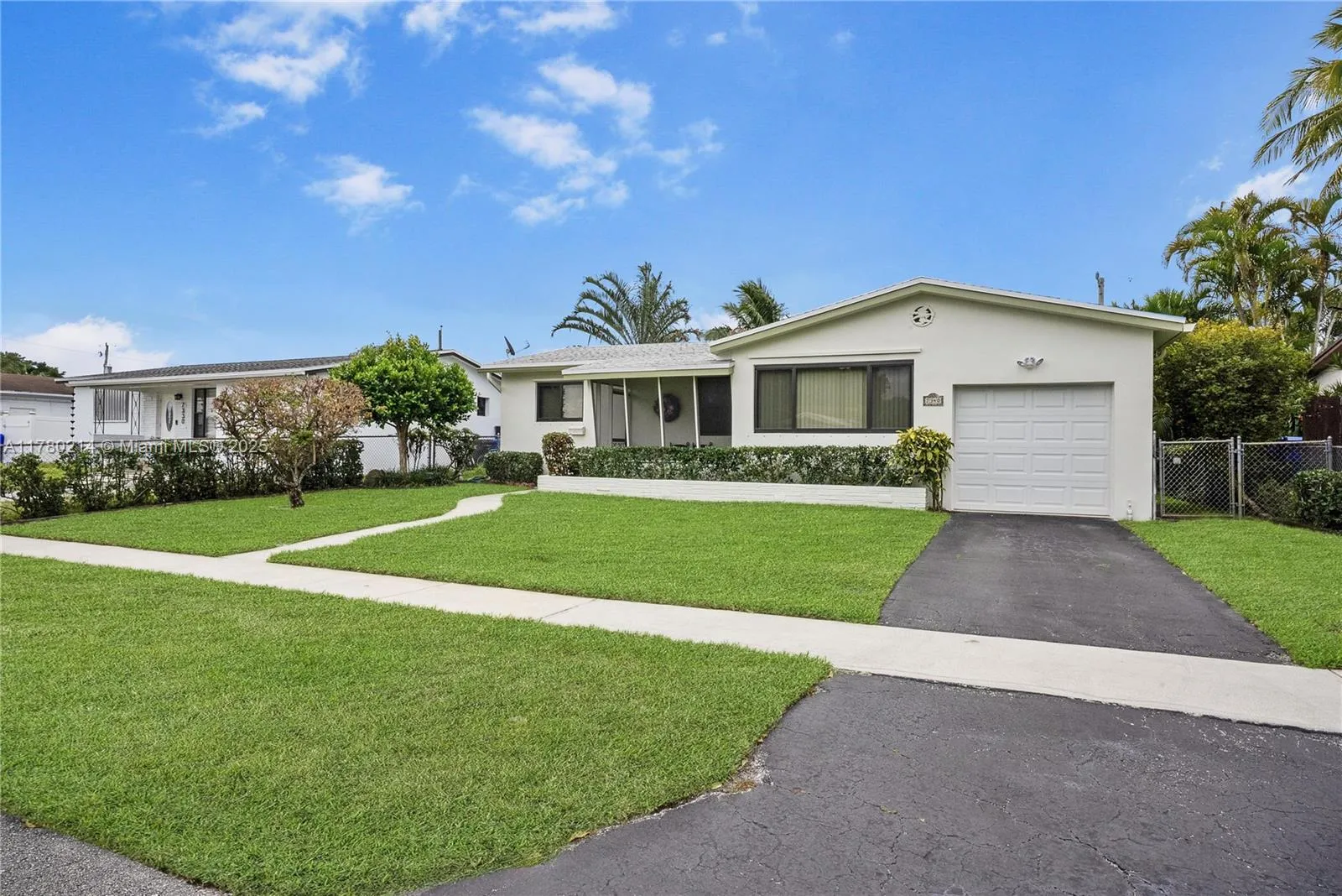 Hollywood, Florida 33024, United States, 2 Bedrooms Bedrooms, ,1 BathroomBathrooms,Residential,Pending,106190