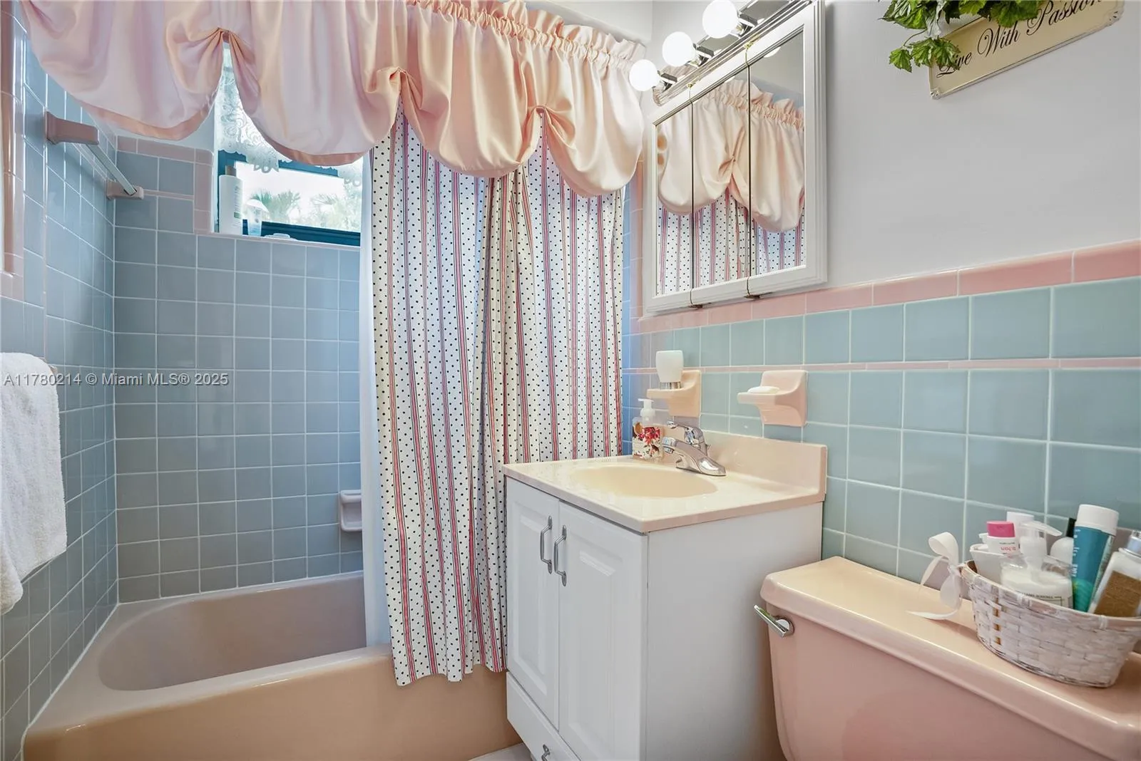 Hollywood, Florida 33024, United States, 2 Bedrooms Bedrooms, ,1 BathroomBathrooms,Residential,Pending,106190