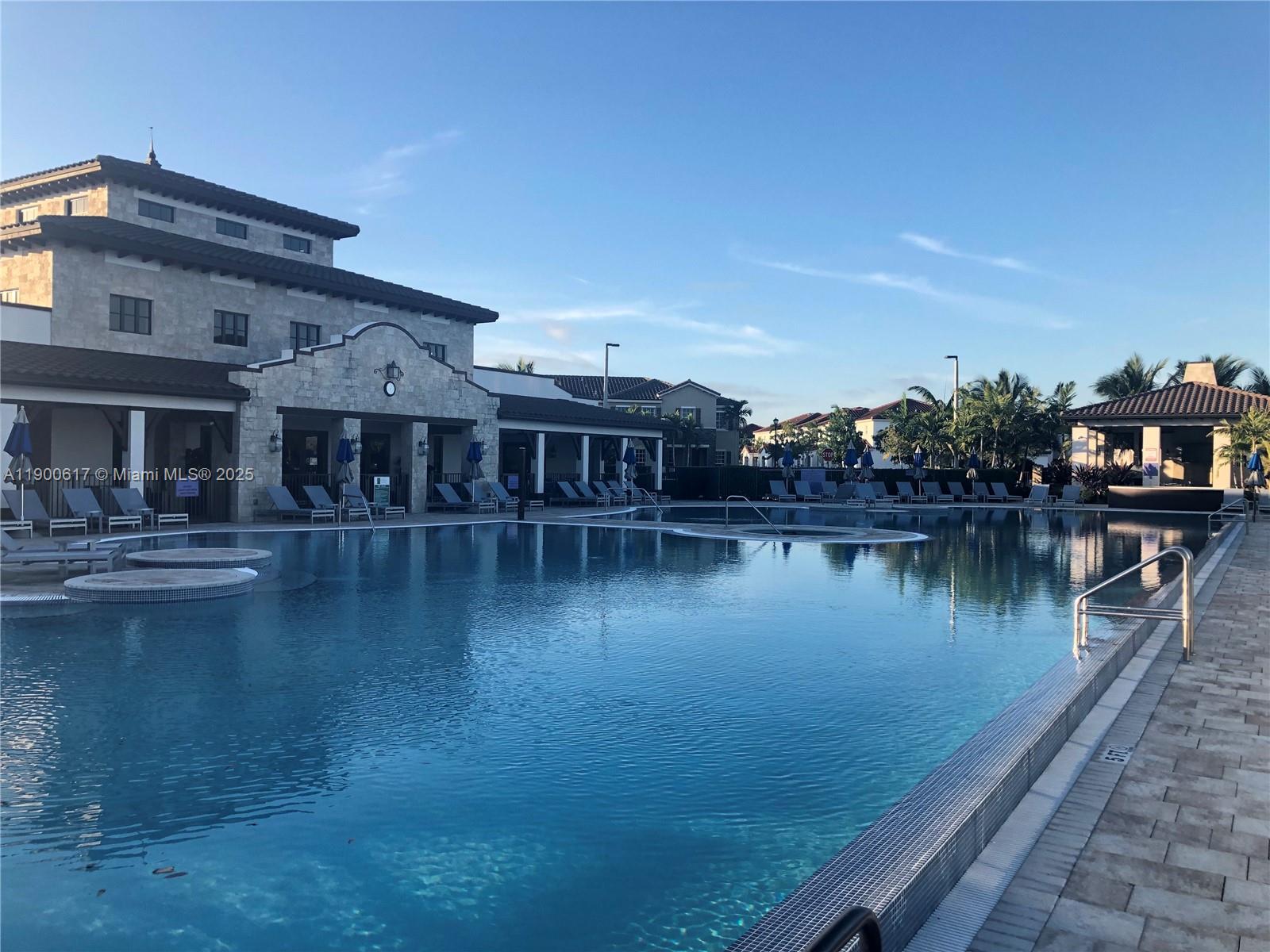 KENDALL COMMONS TOWNHOMES - Residential