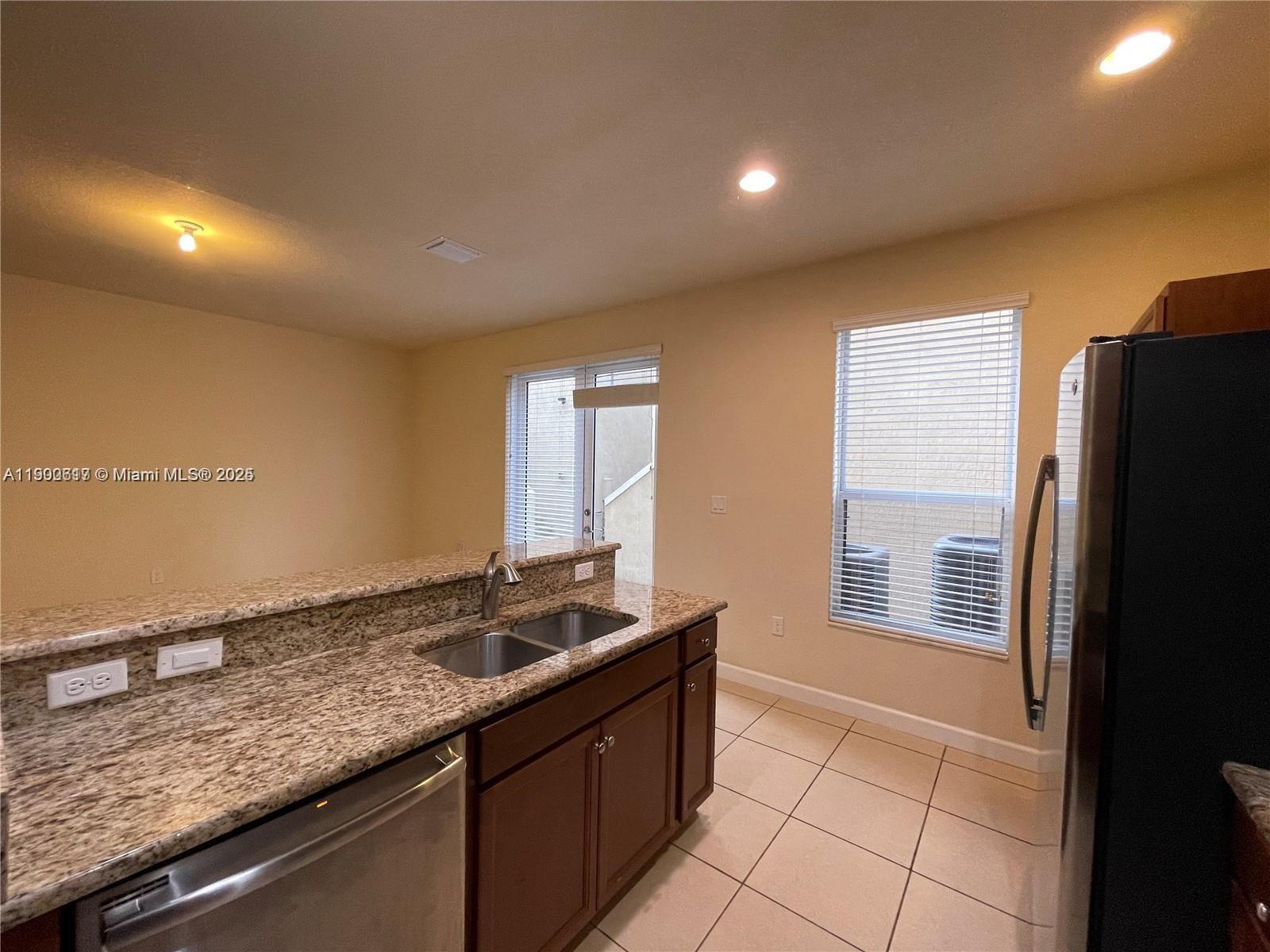 KENDALL COMMONS TOWNHOMES - Residential
