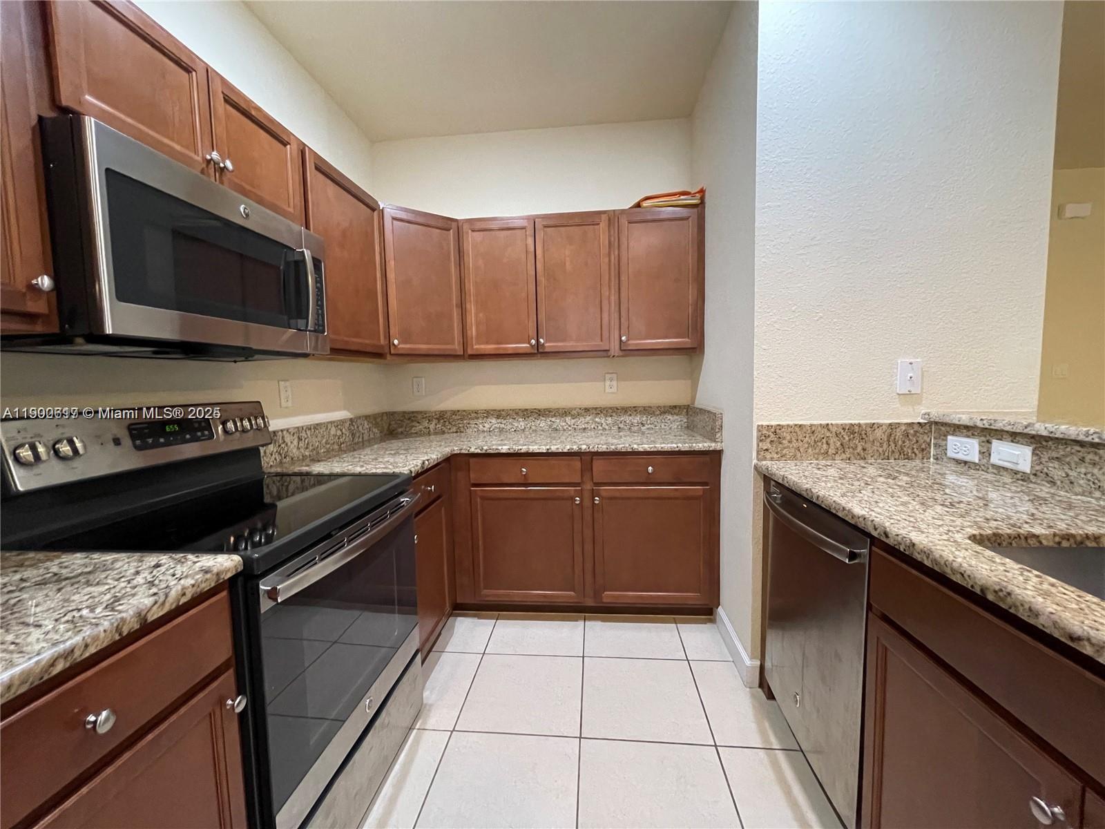 KENDALL COMMONS TOWNHOMES - Residential