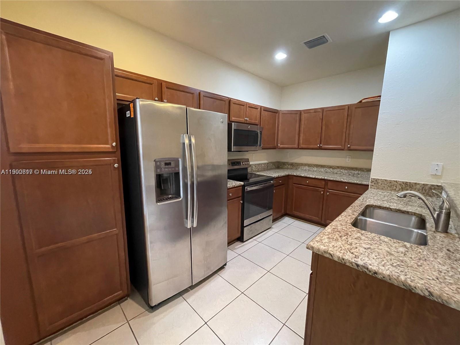 KENDALL COMMONS TOWNHOMES - Residential