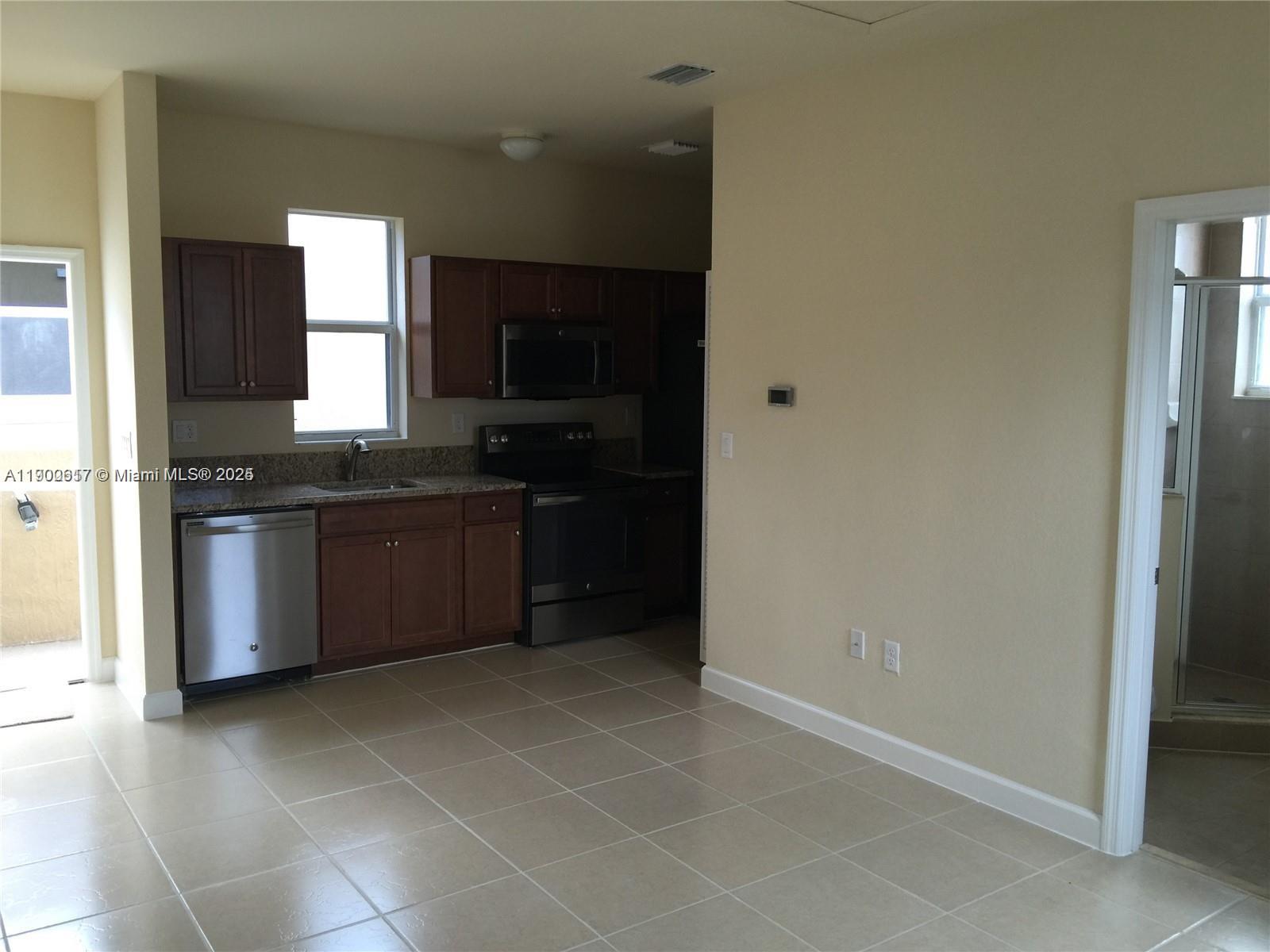 KENDALL COMMONS TOWNHOMES - Residential