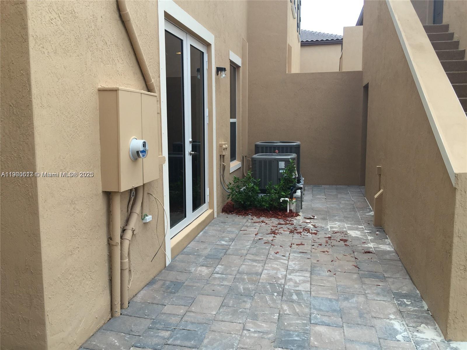 KENDALL COMMONS TOWNHOMES - Residential