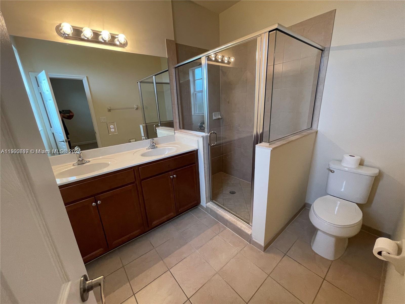KENDALL COMMONS TOWNHOMES - Residential