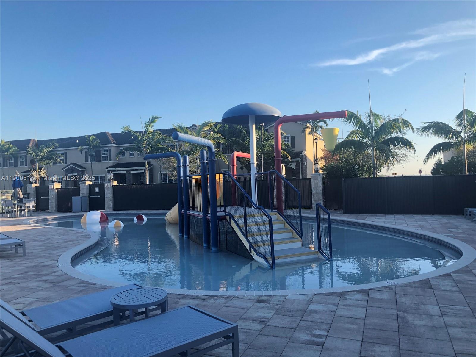 KENDALL COMMONS TOWNHOMES - Residential