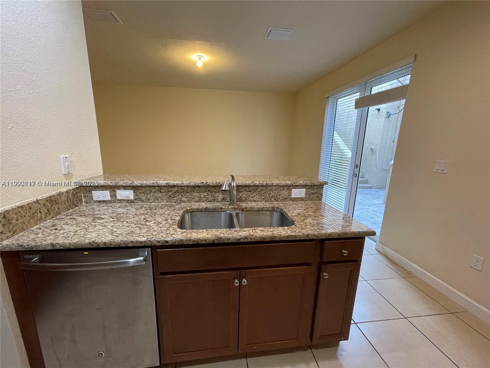 KENDALL COMMONS TOWNHOMES - Residential