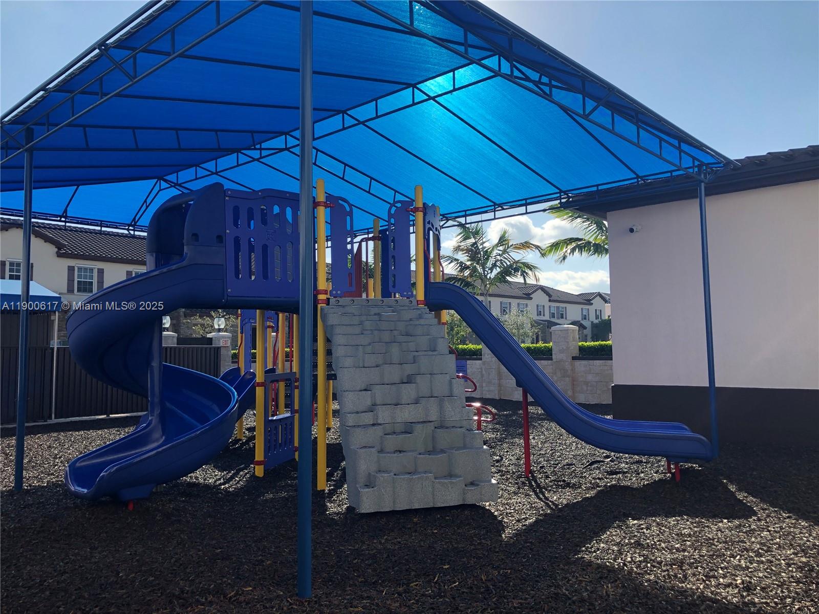 KENDALL COMMONS TOWNHOMES - Residential