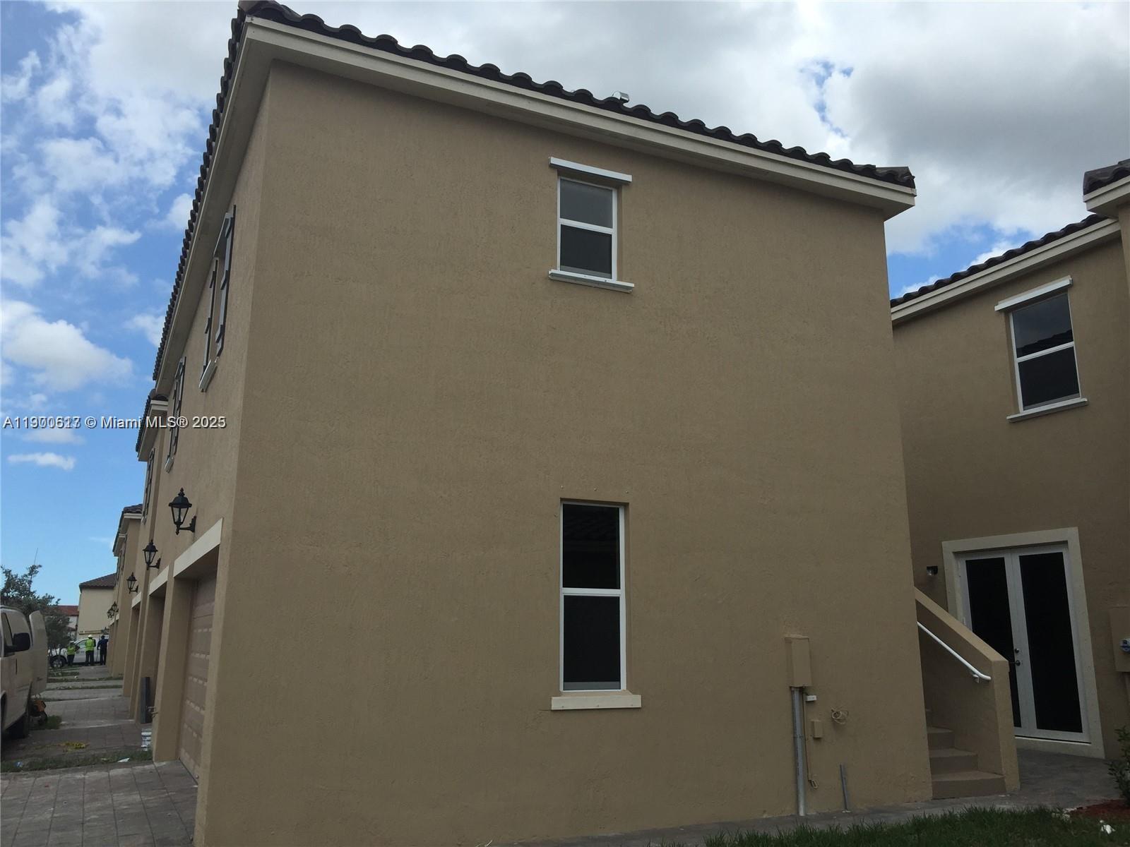 KENDALL COMMONS TOWNHOMES - Residential