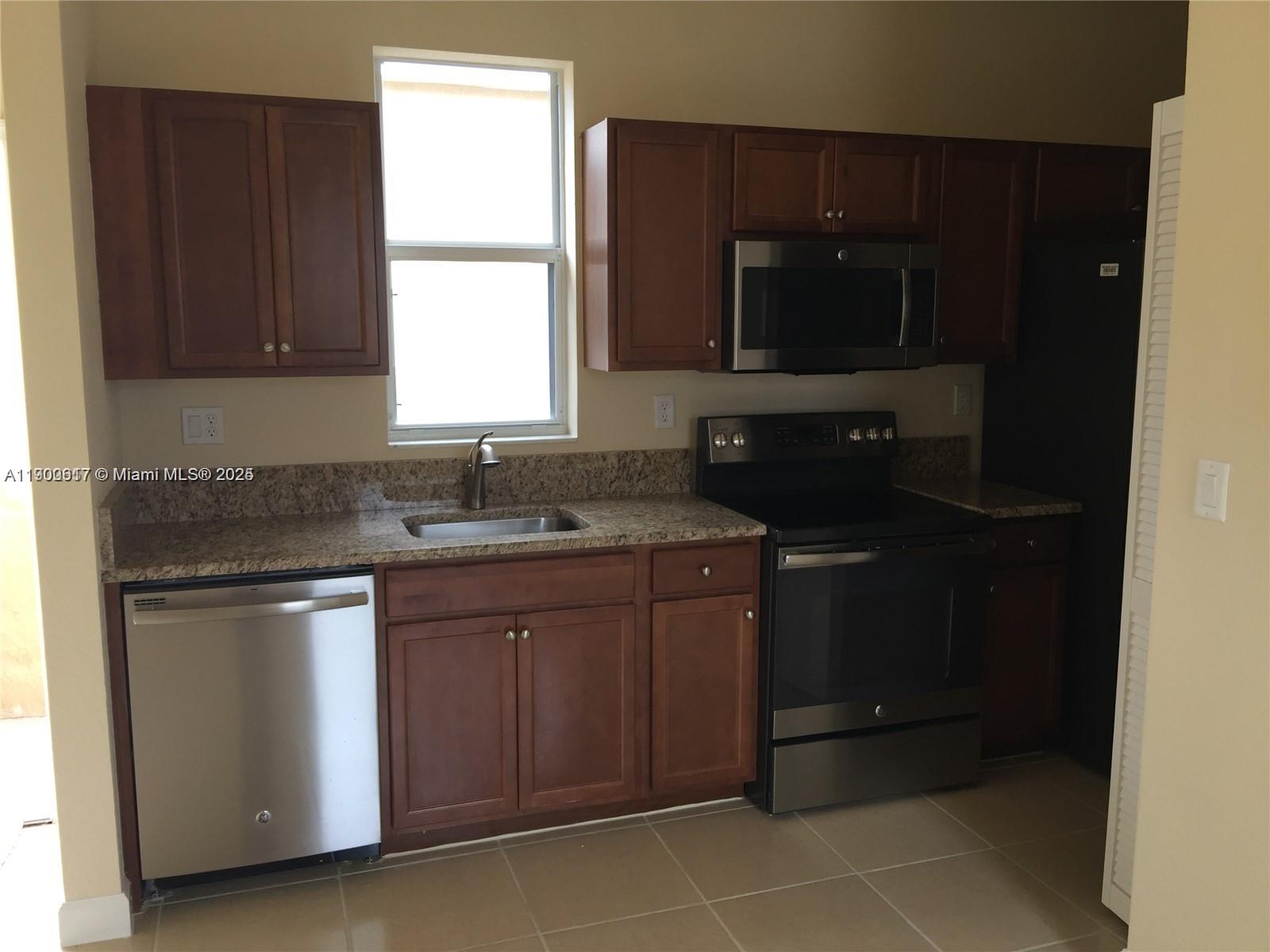 KENDALL COMMONS TOWNHOMES - Residential