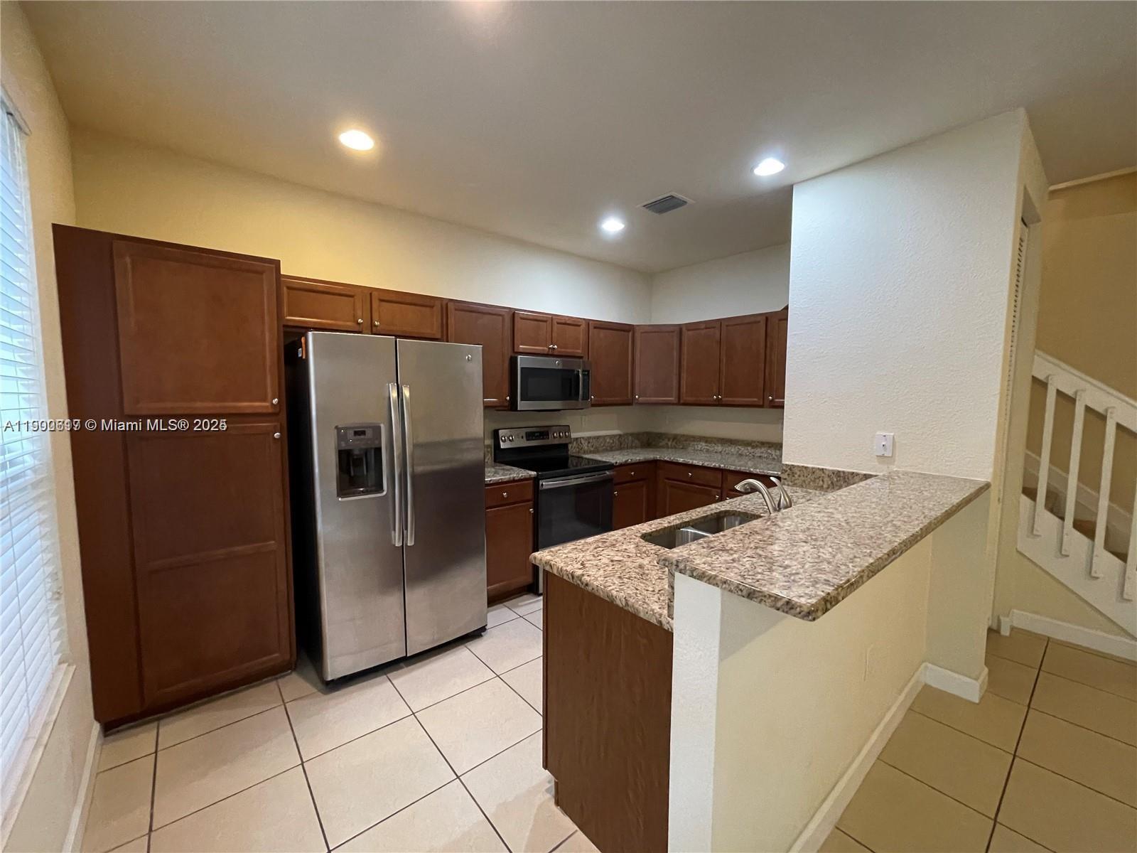 KENDALL COMMONS TOWNHOMES - Residential