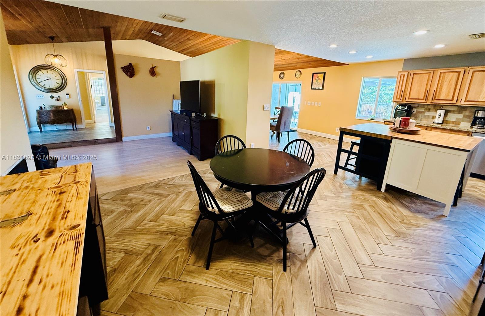 ROLLING HILLS LAKE ESTATE - Residential