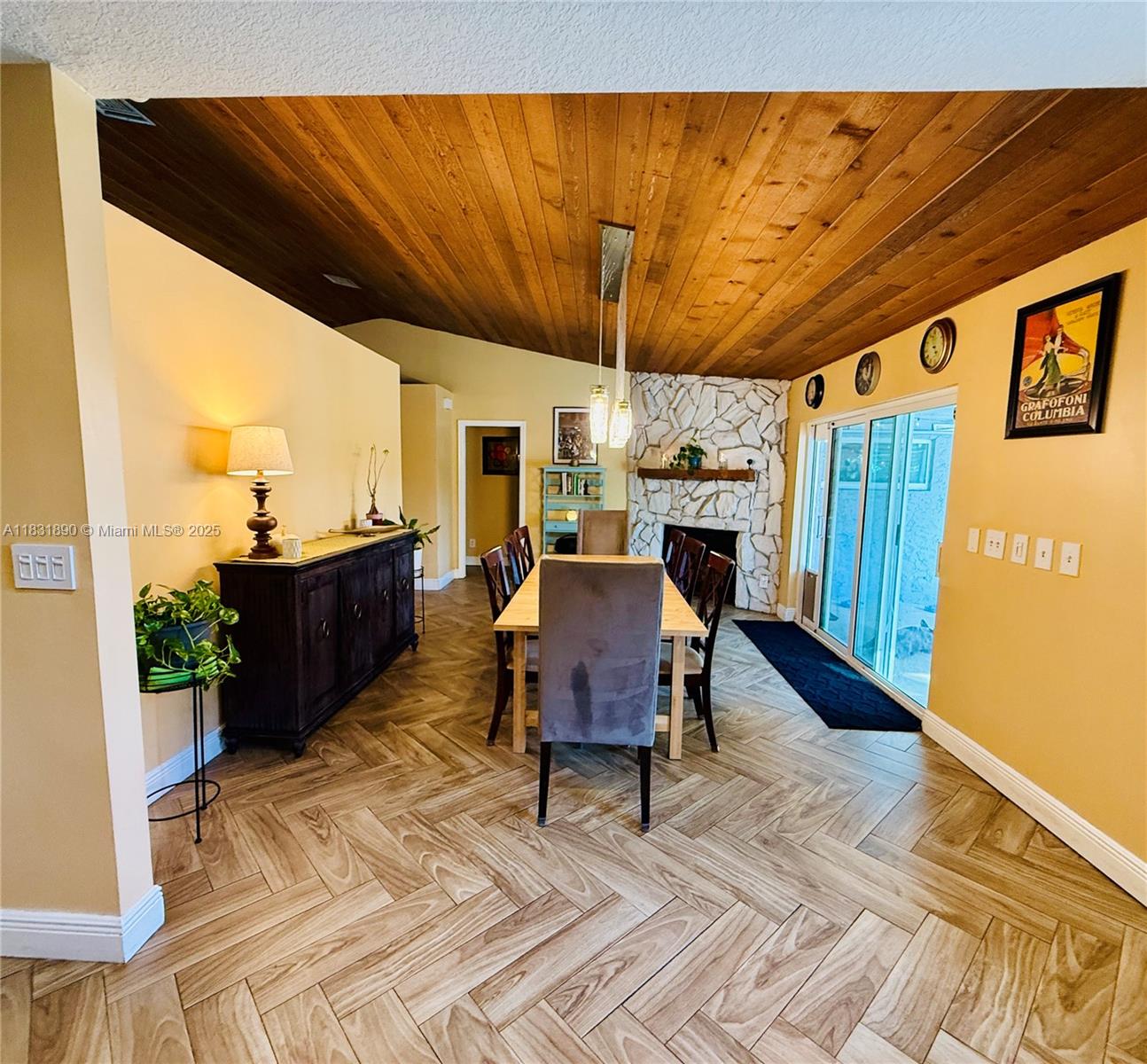 ROLLING HILLS LAKE ESTATE - Residential