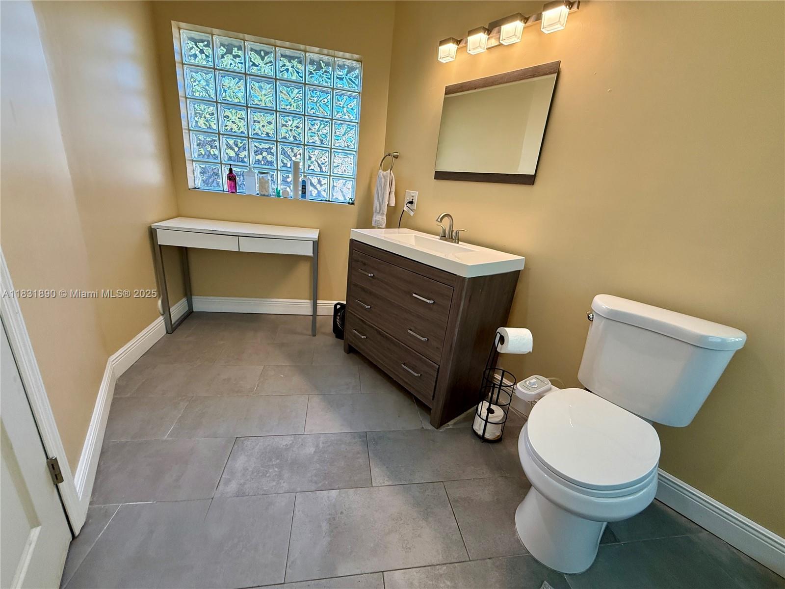 ROLLING HILLS LAKE ESTATE - Residential