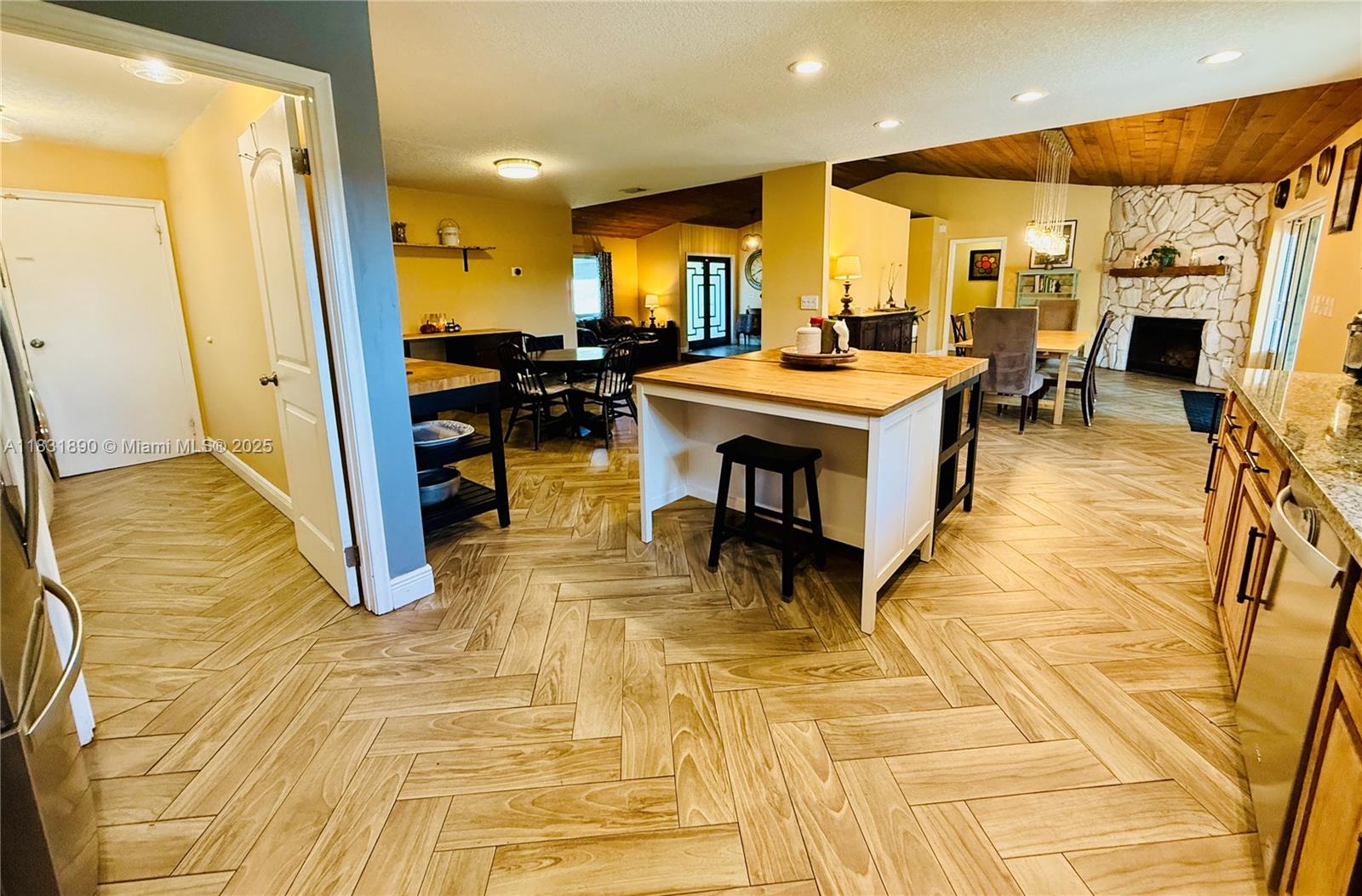 ROLLING HILLS LAKE ESTATE - Residential