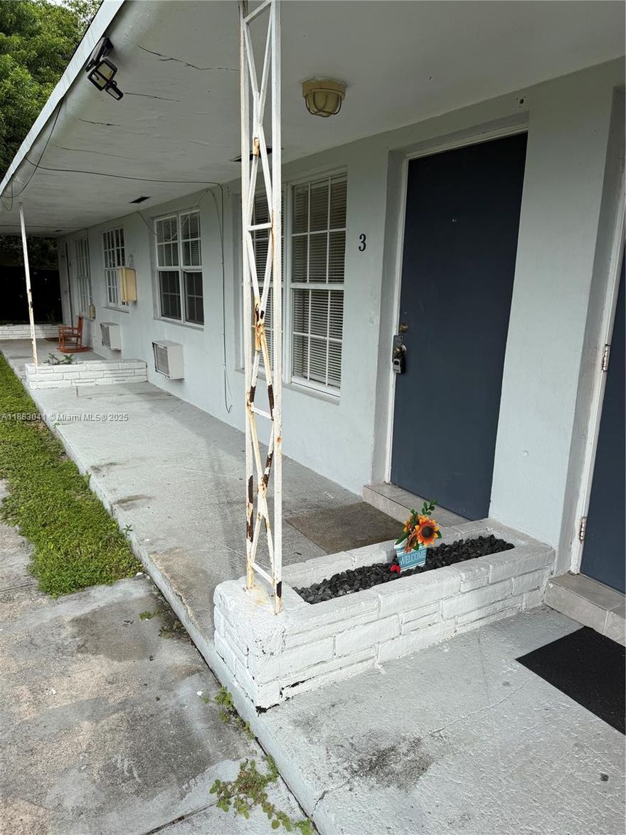 Excellent one-bedroom, one-bathroom unit in the heart of North Miami Beach. Shopping and transportation within walking distance.