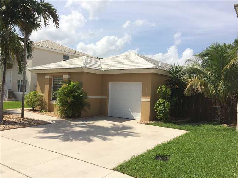 Great Single family Home in Coral Bay gated community .Move in mint condition. Open Floor plan 3 bethrooms and 2 full baths ,Garage and private back yard .Granite Countertops . Quiet neighborhood close to major department stores and restaurants .Greatt S chool Zone ,56 Inch flat scrren TV included .Low HOA .Community with 3 pools and Tennis Courts.