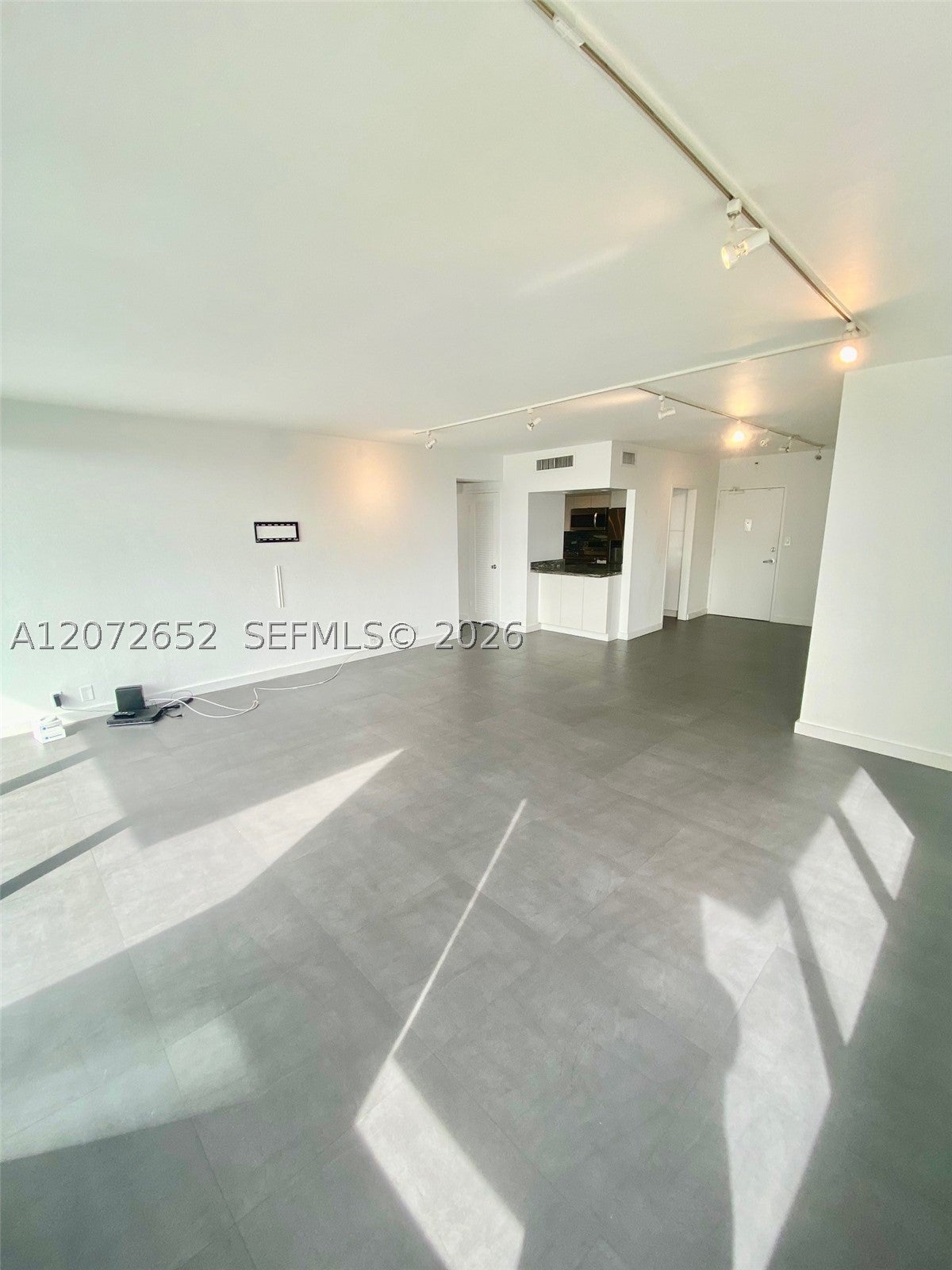 1200 West Ave 815