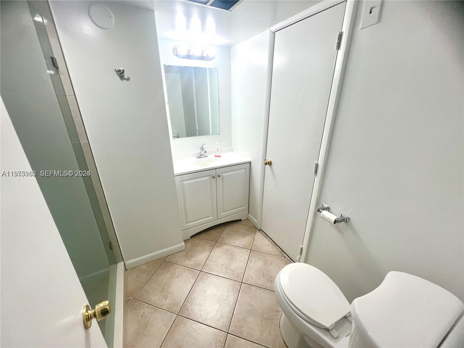 OAKLAND SHORES CONDOMINIU - Residential Lease