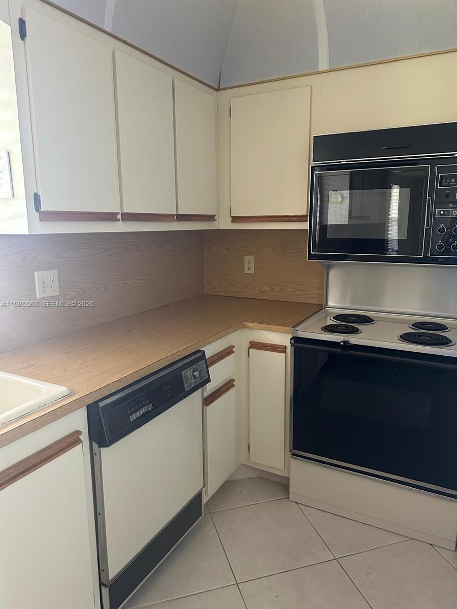 SHORES AT WELLINGTON COND - Residential