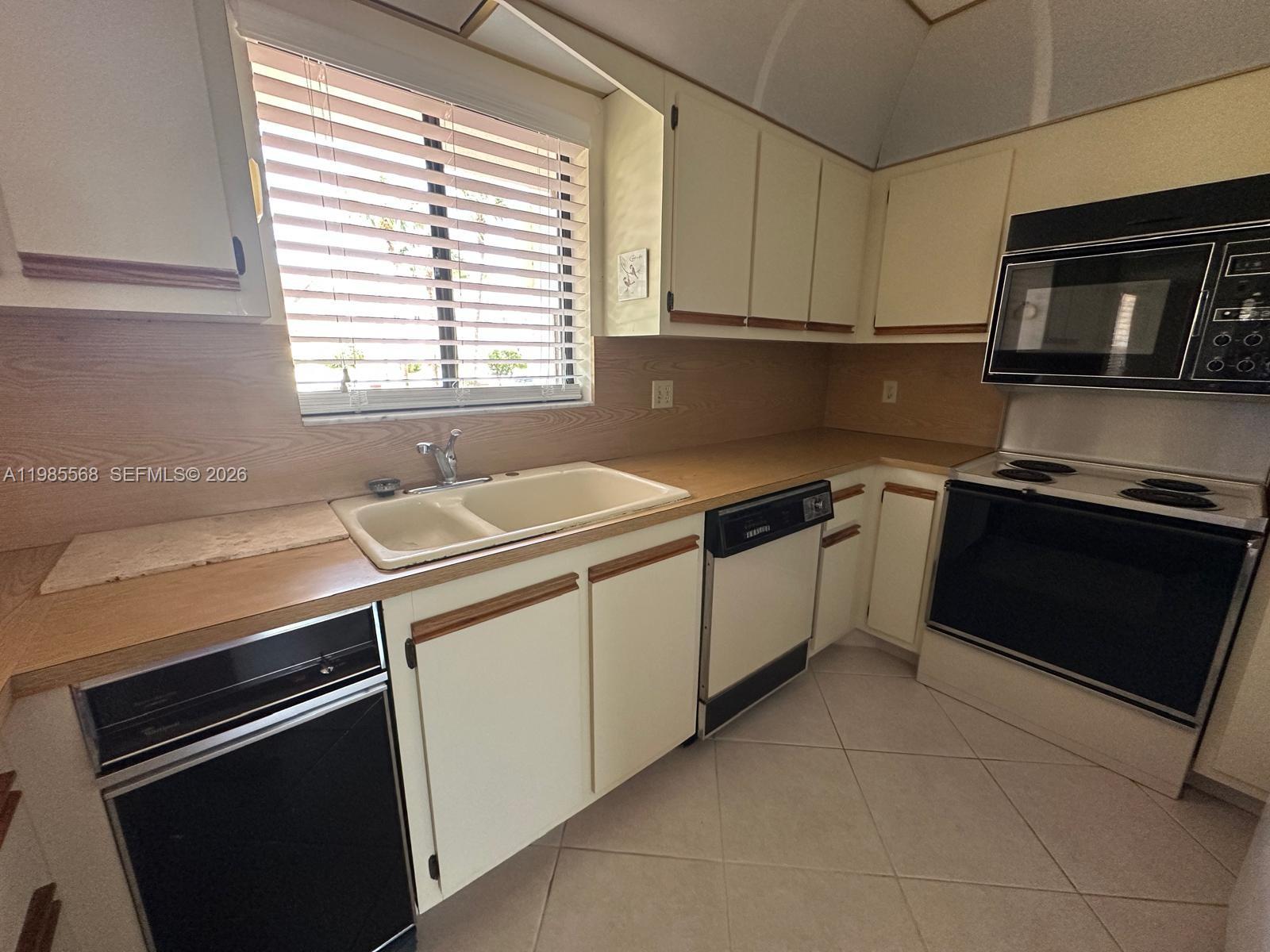 SHORES AT WELLINGTON COND - Residential