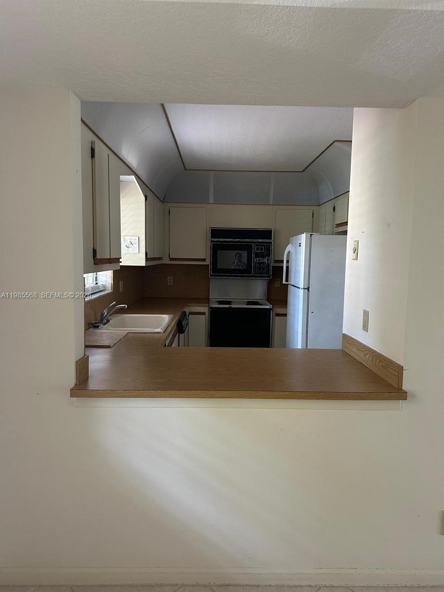 SHORES AT WELLINGTON COND - Residential