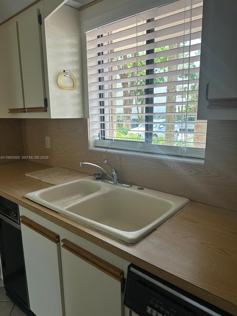 SHORES AT WELLINGTON COND - Residential