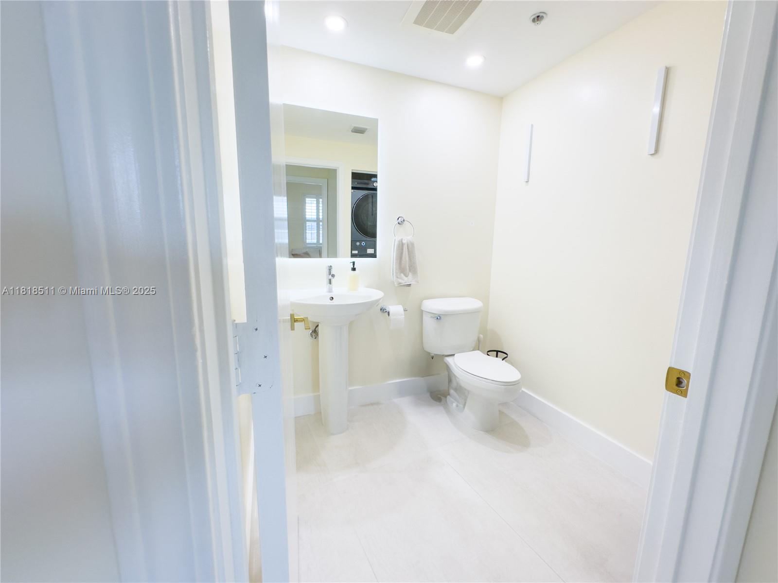BLUE CONDO - Residential Lease