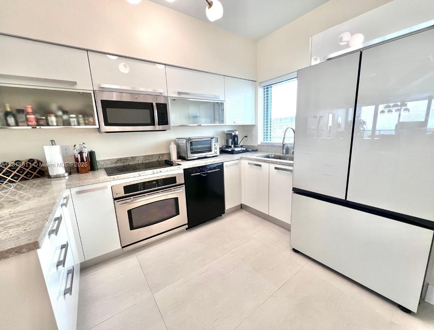 BLUE CONDO - Residential Lease