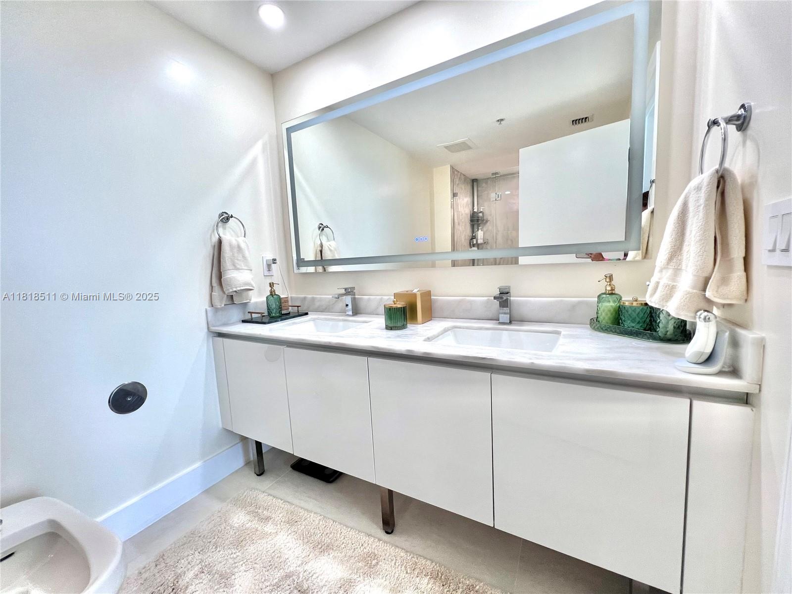 BLUE CONDO - Residential Lease