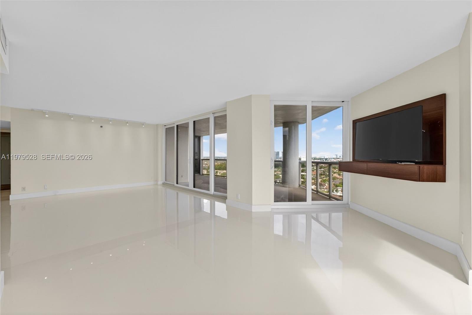 HARBOR TWS AT THE WATERWA - Residential